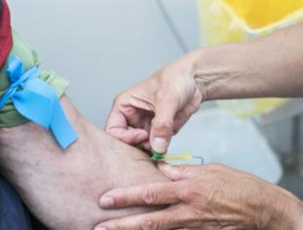 Billede der viser arm, hvor der tages en blodprøve