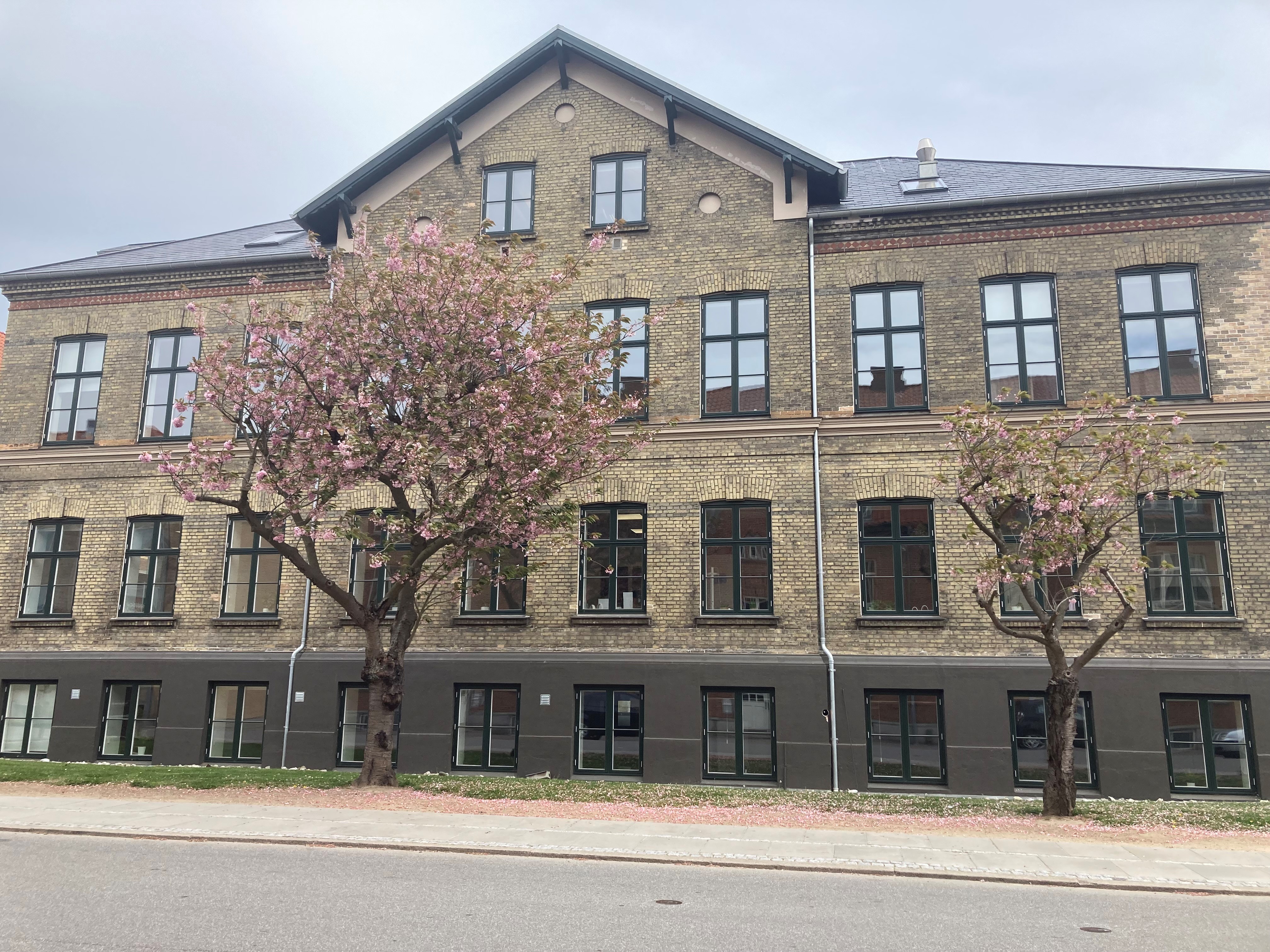 Billede der viser bygning E ved Sundhedshuset set fra vejen