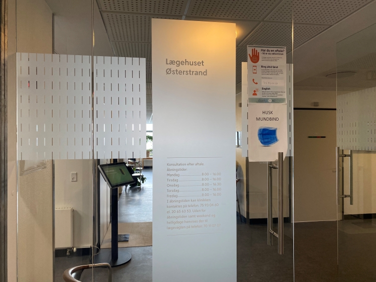 Billede af indgangen til Lægehuset Østerstrand