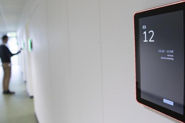 Skærme på mødegangen