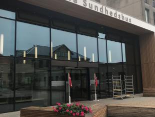 Billede af hovedindgang ved Fredericia Sundhedshus