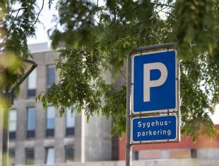 Billede af parkeringsskilt udenfor ved sundhedshuset