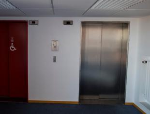 Billede af de originale elevatorer i Bygning C som udskiftes til nye