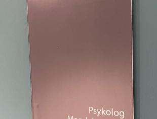 Skilt med teksten Psykolog Magdalena Riis