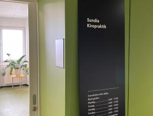 Billede af infoskilt ved Sundia Kiropraktik